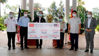 Malaysia receives medical equipment supply from China