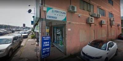 snatch-thieves-strike-as-customers-line-up-at-pharmacy-(video) snatch-thieves-strike-as-customers-line-up-at-pharmacy-(video)