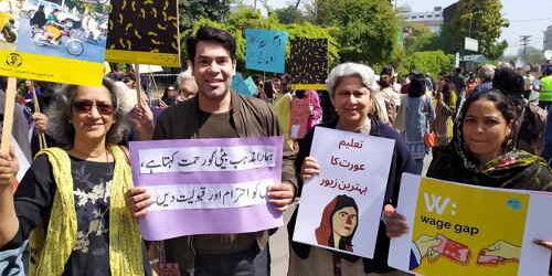 1600px-Marchers_holding_placards_during_Aurat_March_2020