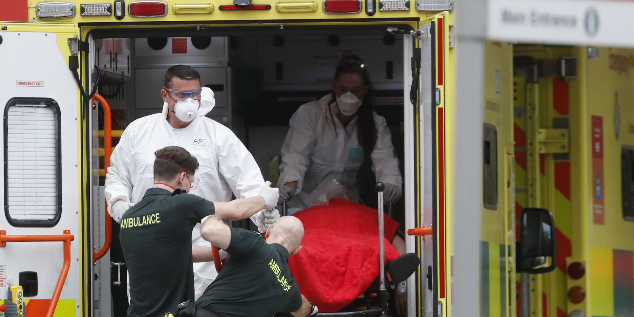 covid-19:-uk-daily-death-toll-surpasses-900-for-first-time covid-19:-uk-daily-death-toll-surpasses-900-for-first-time