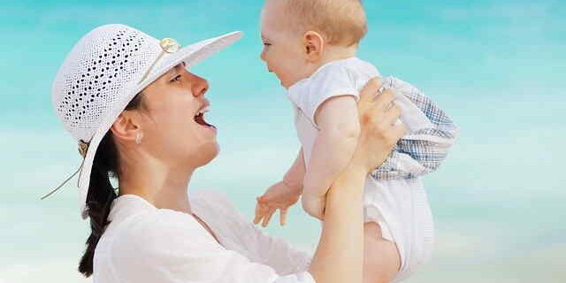 mother-84628_640 happy family